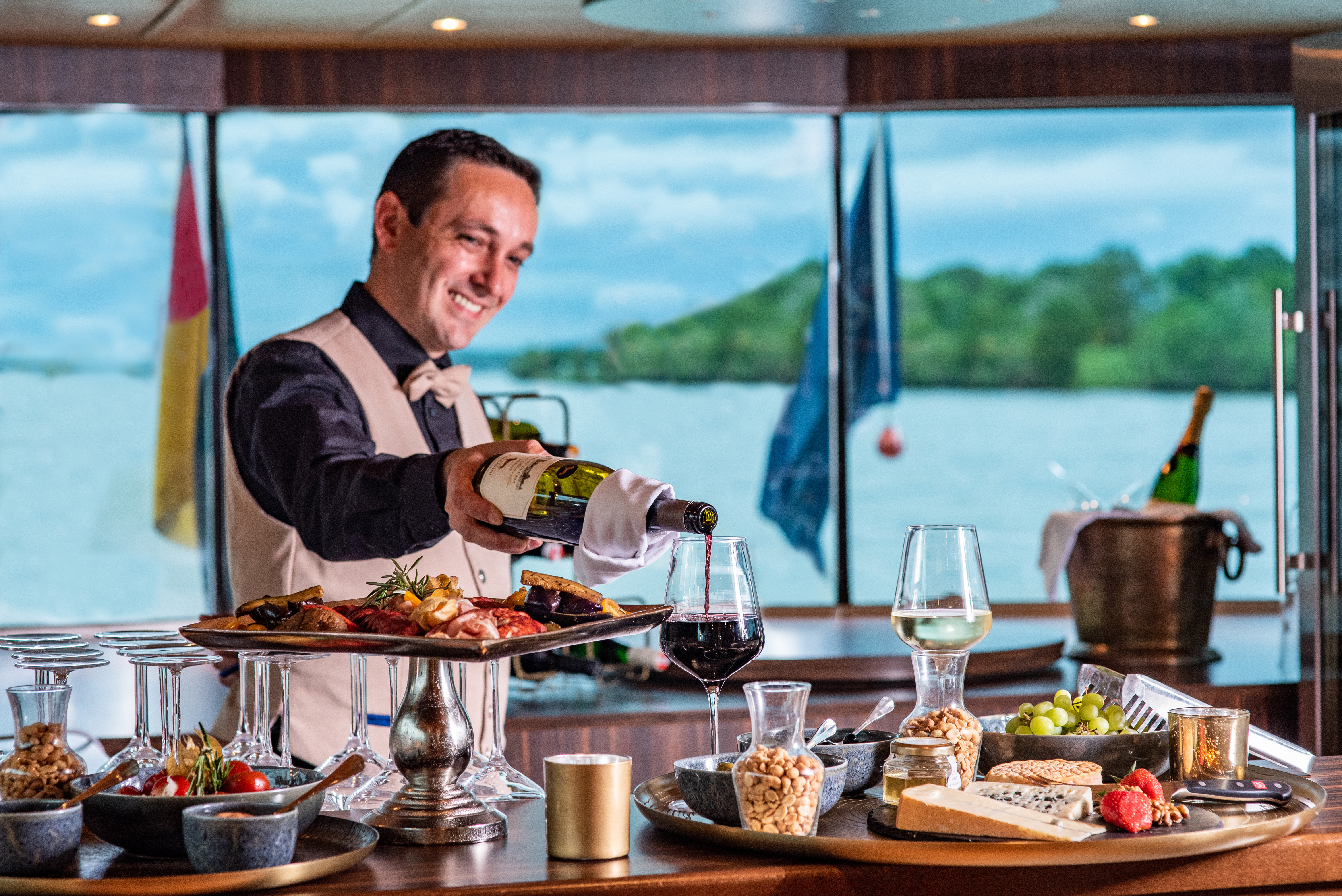 Amadeus River Cruises - Amadeus Star - Entertainment - Wine Bar 1.jpg